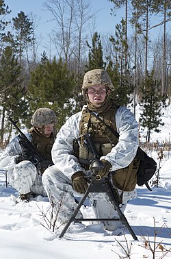 USMC Plate Carrierを着用したアメリカ軍兵士（左）と、Scalable Tactical Vestを着用したイギリス軍兵士（右）。ボディアーマーは使用目的によってさまざまな種類がある。