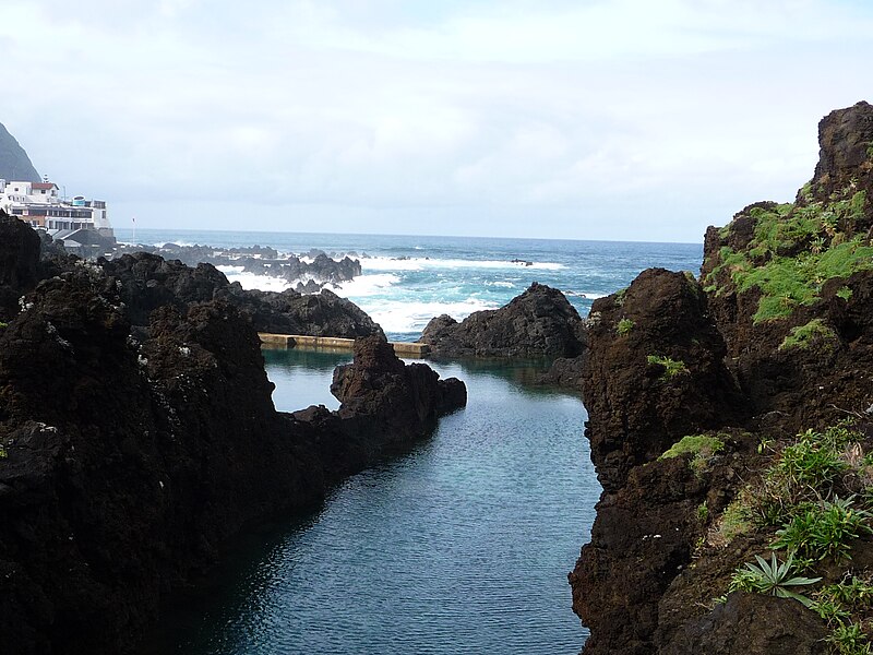 File:Lavabecken-porto-moniz-madeira.jpg