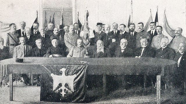 Sztandar Legionu Bajończyków na posiedzeniu Komitetu Wolontariuszy Polskich do służby w Armii Francuskiej (Le Comité des Volontaires pour le Service dans l’Armée Francaise). Sztandar przekazano do Komitetu 28 lipca 1915 po rozwiązaniu Legionu