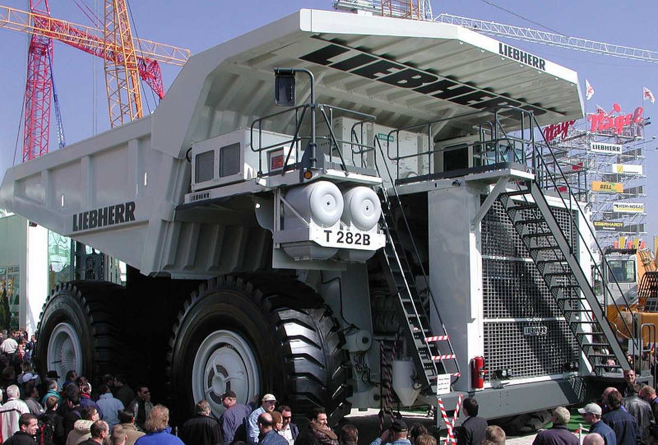 Больший т. Карьерный самосвал Liebherr t282b. Liebherr t282b кабина. Немецкий самосвал Liebherr t282b. Самосвал Либхер т 282.