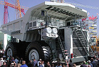 Liebherr 282B. Världens största dumper på Bauma 2004 för användning till transport av stenmassor i större dagbrott. Tomvikt 203 ton med en dieselmotor på 3650 hk (2700 kW).