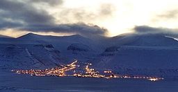 Longyearbyen sett från Hiorthfjellet.