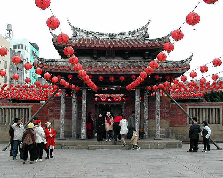 File:Lukang Lung-shan Temple 2004.jpg