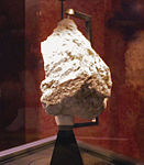 Kámen (Fe-anortozit) přivezený misí Apollo 16.