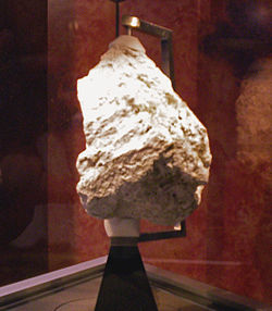 Anortosita ferrosa lunar #60025 (feldespato plagioclasa). Recolectado por el Apolo 16 cerca del Cráter Descartes.Museo Nacional de Historia Natural (Washington, DC).