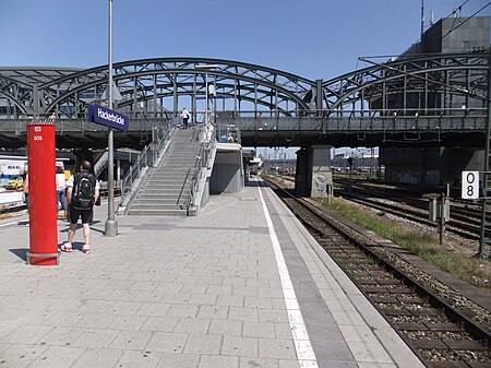 München Bahnhof Hackerbrücke auf Bahnsteig zu Gleis 1 Richtung München Hauptbahnhof 26.5.2012