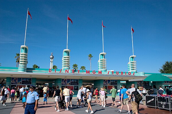 The park's entrance gate with the original name in its signage.