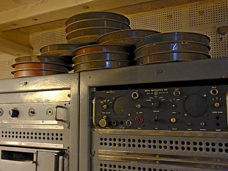 File:Machine room, North Korea 06.jpg