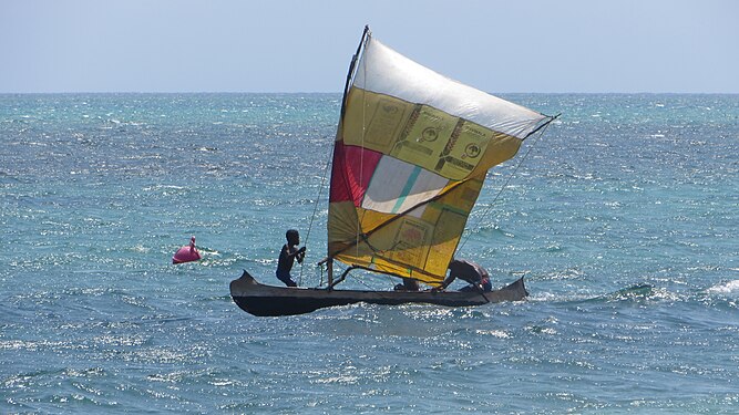 Kinder trainieren im Küstenauslegersegelboot vorm Wind Strand von Anako