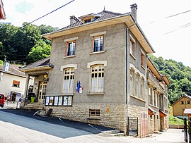 Das Rathaus und die Schule in Vaufrey