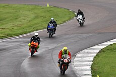 Motorrijders tijdens een circuitdag bij de John Couper Esses