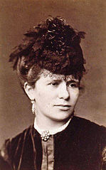 Marie Jaell, jeune femme, coiffée d'un élégant chapeau.