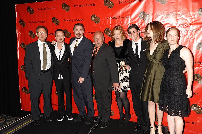 File:Mark Johnson, Aaron Paul, Vince Gilligan, Dean Norris, Anna Gunn, RJ Mitte, Betsy Brandt and Melissa Bernstein, May 2009 (7).jpg