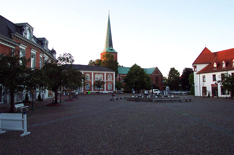 File:Marktplatz Bad Segeberg 2001.jpg