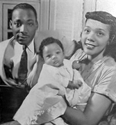 Martin Luther King mlađi sa suprugom Corettom Scott King i kćerkom Yolandom Denise King 1956.