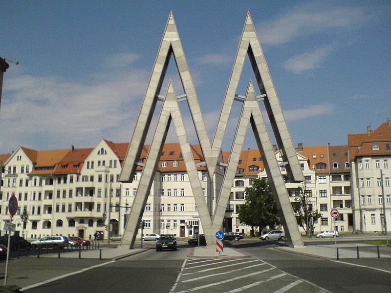 File:Messe Leipzig Einfahrt Frontal.jpg