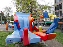 Michael Grossert (1927–2014) Kunststoff Skulptur, Lieu dit, 1975. Die farbige Raumskulptur wurde 1976 vom Basler Kunstkredit angeschafft und an der Heuwaage aufgestellt. Das Werk wurde kurz nach seiner Errichtung von Vandalen beschädigt. Es löste dadurch eine heftige gesellschaftspolitische Debatte über aktuelle Kunst aus.