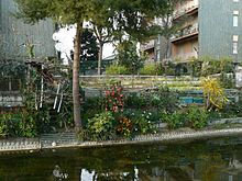 Minuscoli giardini tra i palazzoni sulla Martesana a Milano