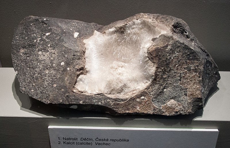 File:Minerals in the East Slovak Museum, 2018-05-24-3.jpg