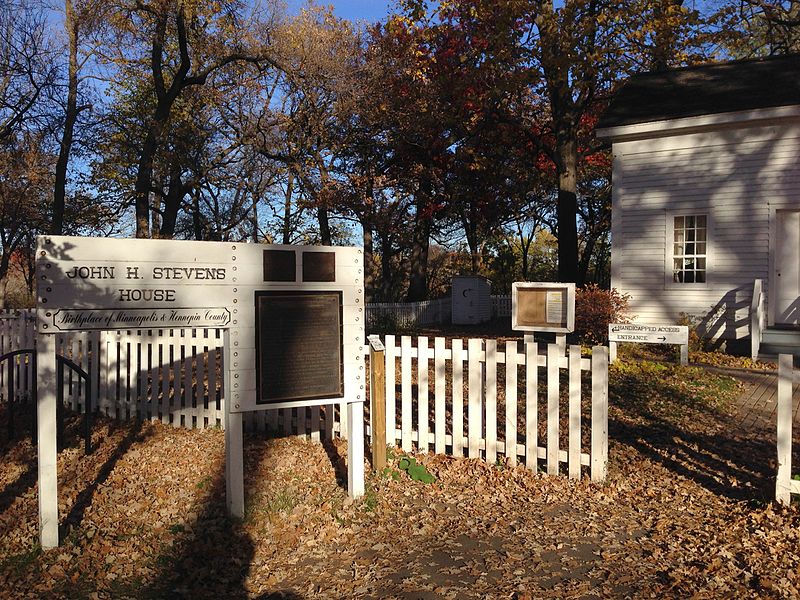 File:Minnehaha Park in autumn 36.jpg