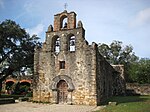 Igreja de pedra com campanário em camadas