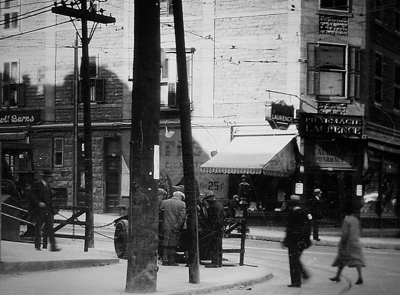 File:Montréal 1937. Rue Saint-Denis, angle rue Ontario. (7022977525).jpg