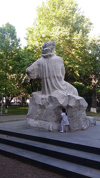 File:Monument of Martiros Saryan, Yerevan 06.jpg