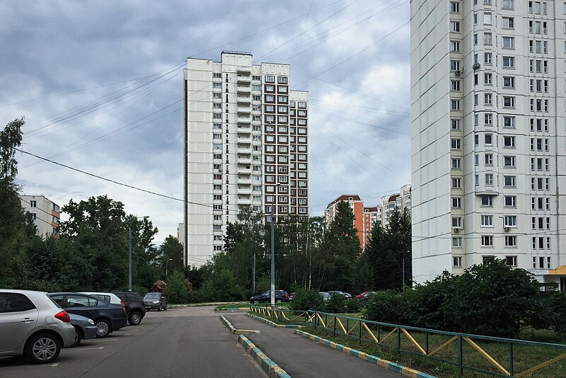 File:Moscow, inside the Klinskaya Street - Dybenko Street block (31244039970).jpg