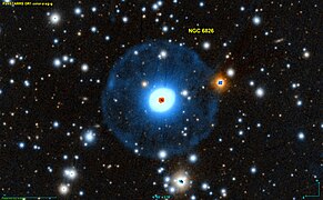 Cette image du relevé Pan-STARRS montre la grande différence de luminosité entre la nébuleuse et celle de l'étoile centrale. Cette différence est à l'origine de son nom populaire.