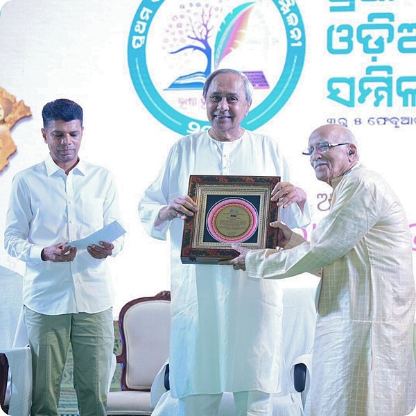 File:Naveen Patnaik felicating to Debi Prasanna Pattanayak at World Odia Language Conference.jpg