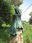 פסל של עליזה פרקש בגן ליד האנדרטה