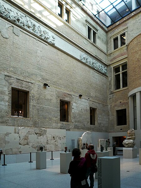 File:Neues Museum Berlin Griechischer Hof.jpg