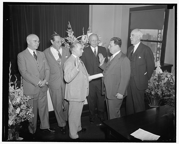 File:New S.E.C. Commissioner takes oath. Washington, D.C., May 18. Leon Henderson, whose nomination as a member of the Securities and Exchange Commission was recently approved by the Senate, was LCCN2016875657.jpg