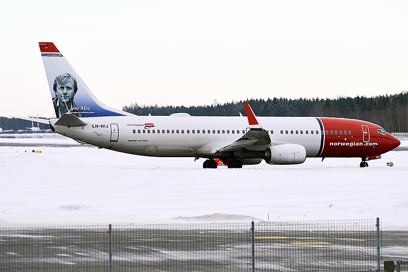 File:Norwegian (Jens Moe livery), LN-NIJ, Boeing 737-8JP (32682770567).jpg