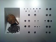 Monedas griegas en el Museo Nacional de Arte de Cataluña (MNAC). El llamado "Tesoro de la Neápolis", 897 fracciones de plata dentro de un olpe seudojónico. Siglos VI - IV a. C.[2]​