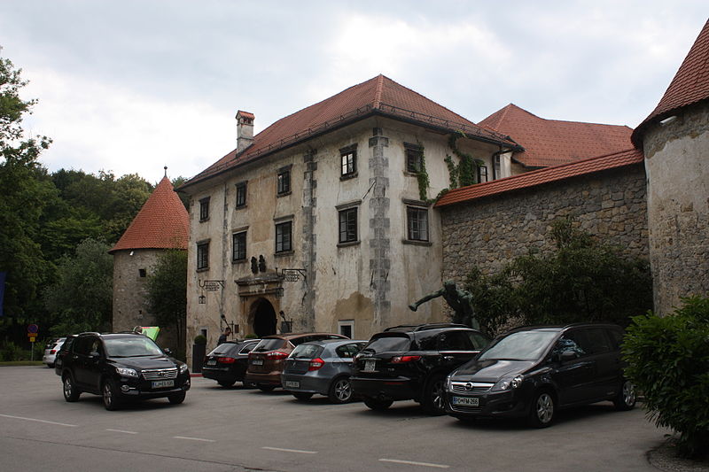 File:Otočec Castle (13980091067).jpg