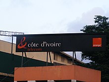 panneau publicitaire d'orange de fond noir avec le logo orange à droite et Côte d'Ivoire à gauche