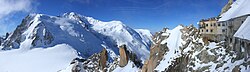 Mont Blanc (4 811 m) ja Mont Blanc du Tacul (4 248 m) nähtynä Aiguille du Midiltä (3 843 m)