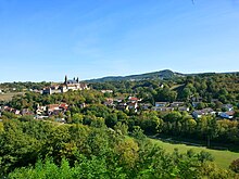 Von der Tullauer Höhe aus gesehen (v. l. n. r.): Steinbach am Fuße der Comburg, gegenüber der Comburg die Kleincomburg, im Hintergrund Hessental und der Einkorn