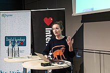 פטריציה מוסקה מ־Kurzgesagt, ביום האינטרנט בסטוקהולם, 2018