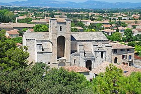 A igreja vista da colina.