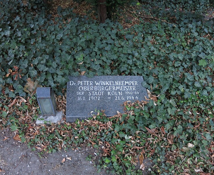 File:Peter Winkelnkemper -grave.jpg