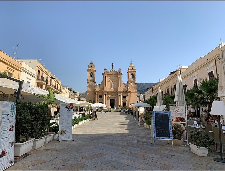 File:Piazza Duomo, Terrasini.jpg