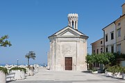 Deutsch: Nach einer Pestepidemie in Piran wurde die Kirche des hl Klemens in Maria Gesundheit umbenannt. Sie wurde schon im 13. Jahrhundert erwähnt und 1793 und 1890 umfassend renoviert. 1617 wurde an der Nordwestseite der Leuchtturm von Piran an die Kirche gebaut. English: In the 17th century after an epidemic plaque the church of st. Clement´s was renamed to a Our Lady of Health Church. The church was mentioned in the 13th century already and was renewed in 1793 and 1890. 1617 the Piran lighthouse was attached at the northwest side of the church.