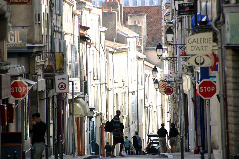 File:Poitiers-116-Strasse-2008-gje.jpg