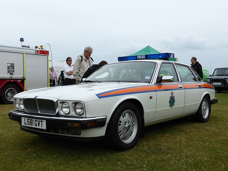 File:Police Car on Western Lawns Eastbourne - geograph.org.uk - 4080224 (cropped).jpg