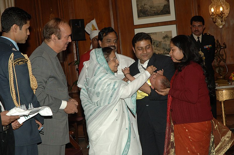 File:Pratibha Devisingh Patil launched the National Polio round by administering Polio drops to the children, at Rashtrapati Bhavan, in New Delhi. The Union Minister for Health and Family Welfare.jpg