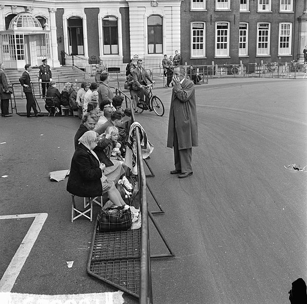 File:Prinsjesdag 1964, mensen wachten langs de route waar de stoet zal langs komen, Bestanddeelnr 916-8823.jpg