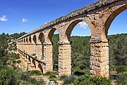 Aqüeducte romà prop de Tarragona, anomenat pont de les Ferreres o del Diable: 217 metres de llarg i 27 d'alçada, format per 11 arcades inferiors i 25 al pis superior