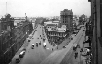 Vista down Eagle Street (on left) in 1926 Queensland State Archives 26 Brisbane central business district looking south from the corner of Queen and Eagle Streets Brisbane October 1926.png